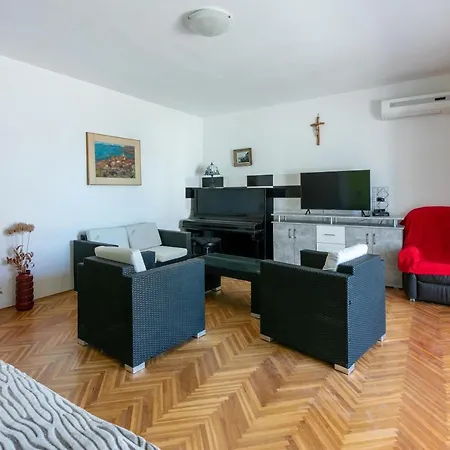 Ketryn Apartment *